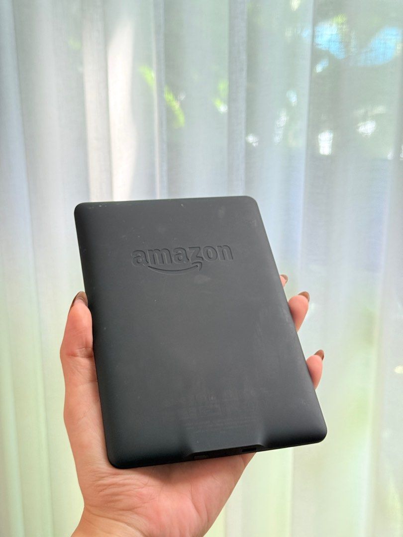 Kindle Paperwhite (7th Gen) - Black (Category: E-Readers) located in Singapore. Submitted by fundmywardrobe (Listing ID 1378992963, Image 2). Description: Used Kindle Paperwhite (7th Generation) e-reader. The device is in good working condition. The screen is clear and the device functions as expected. Minor cosmetic wear..