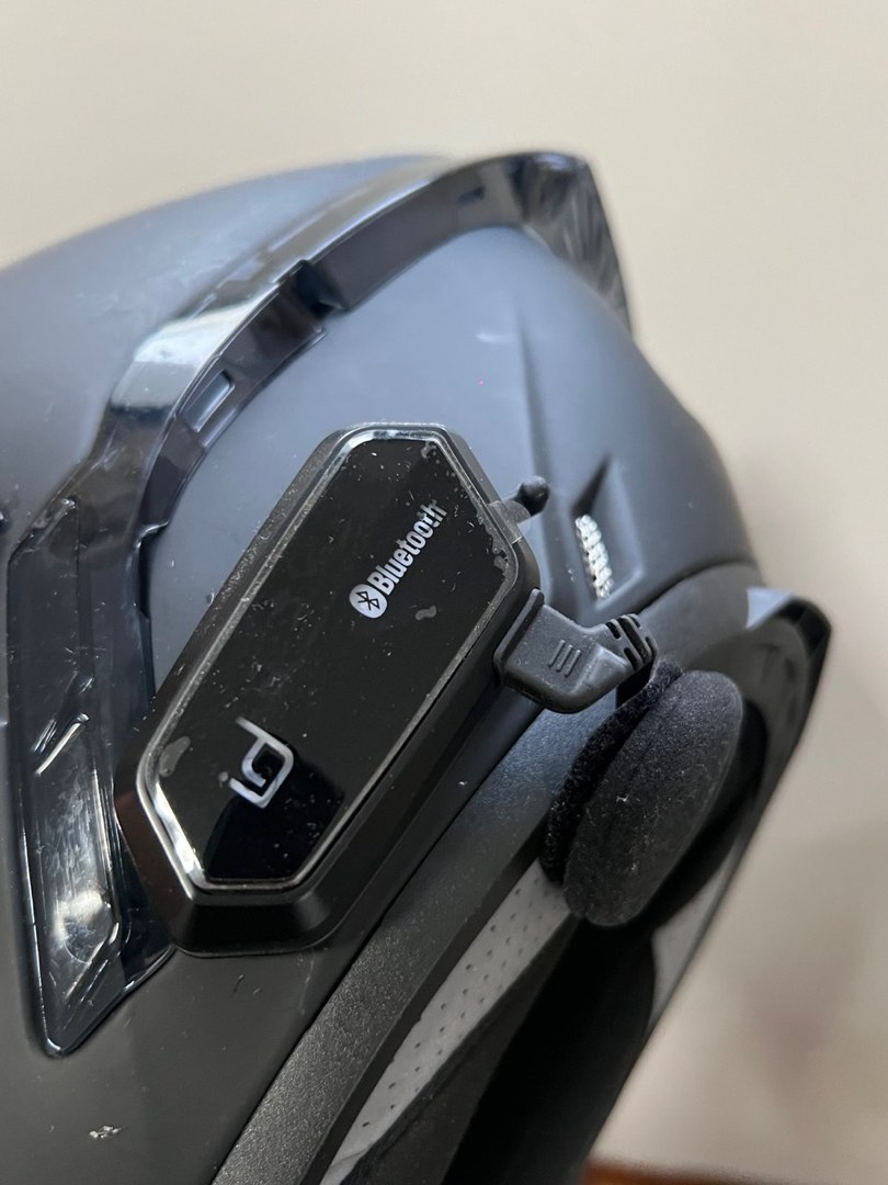 LAZER full-face helmet with built-in bluetooth for calls/music (Category: Motorcycle Accessories) located in Singapore. Submitted by cxtfe (Listing ID 1379120341, Image 3). Description: Selling my LAZER full-face helmet (Size L) – comes with built-in Bluetooth for calls/music! Used briefly for less than a month, still in excellent condition. 🔹 Key Features: • Brand: LAZER – trusted for safety & comfort • Size: L (Large) – fits most adult riders 