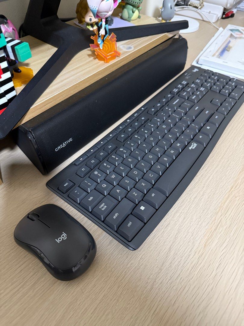 Logitech MK295 Silent Wireless Combo Comfort Compact Mouse Full Size Keyboard