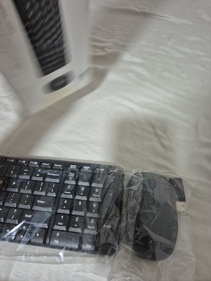 Logitech Wireless Combo MK220 - Compact Keyboard and Mouse63207329365378112