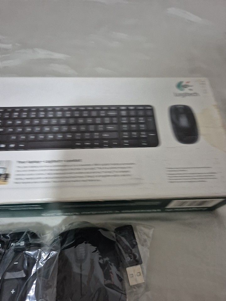 Logitech Wireless Combo MK220 - Compact Keyboard and Mouse63207329365378113