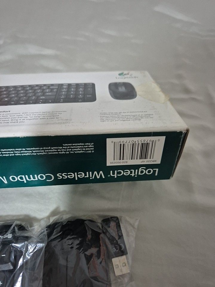 Logitech Wireless Combo MK220 - Compact Keyboard and Mouse63207329365378115
