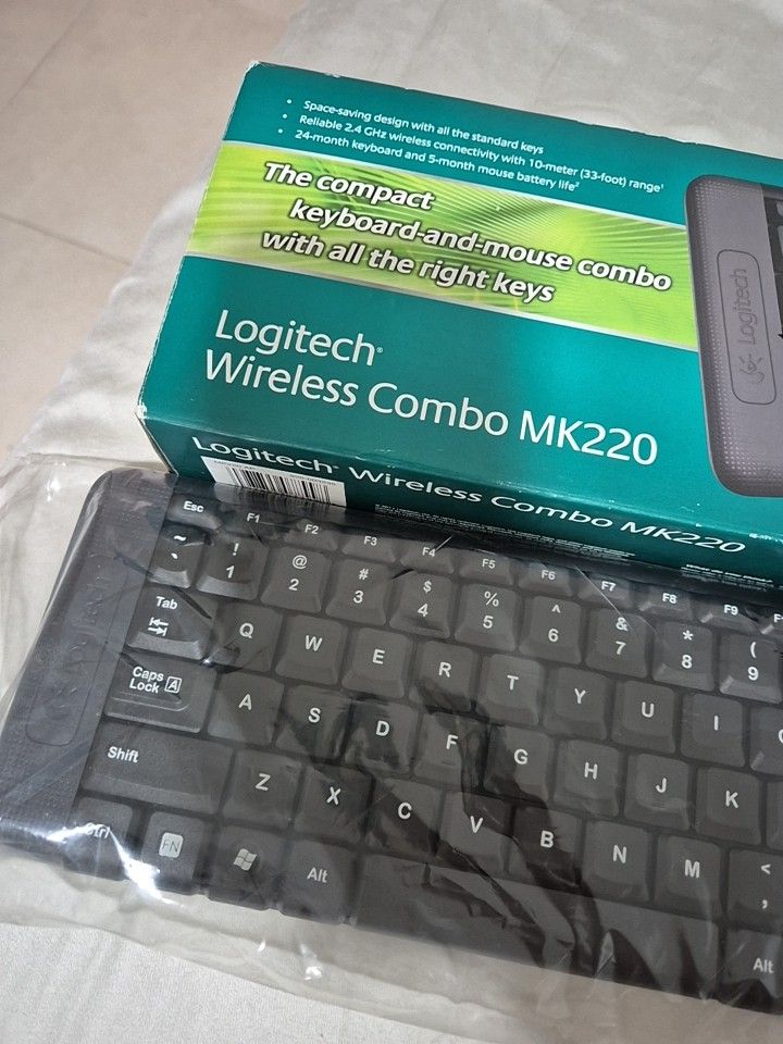 Logitech Wireless Combo MK220 - Compact Keyboard and Mouse