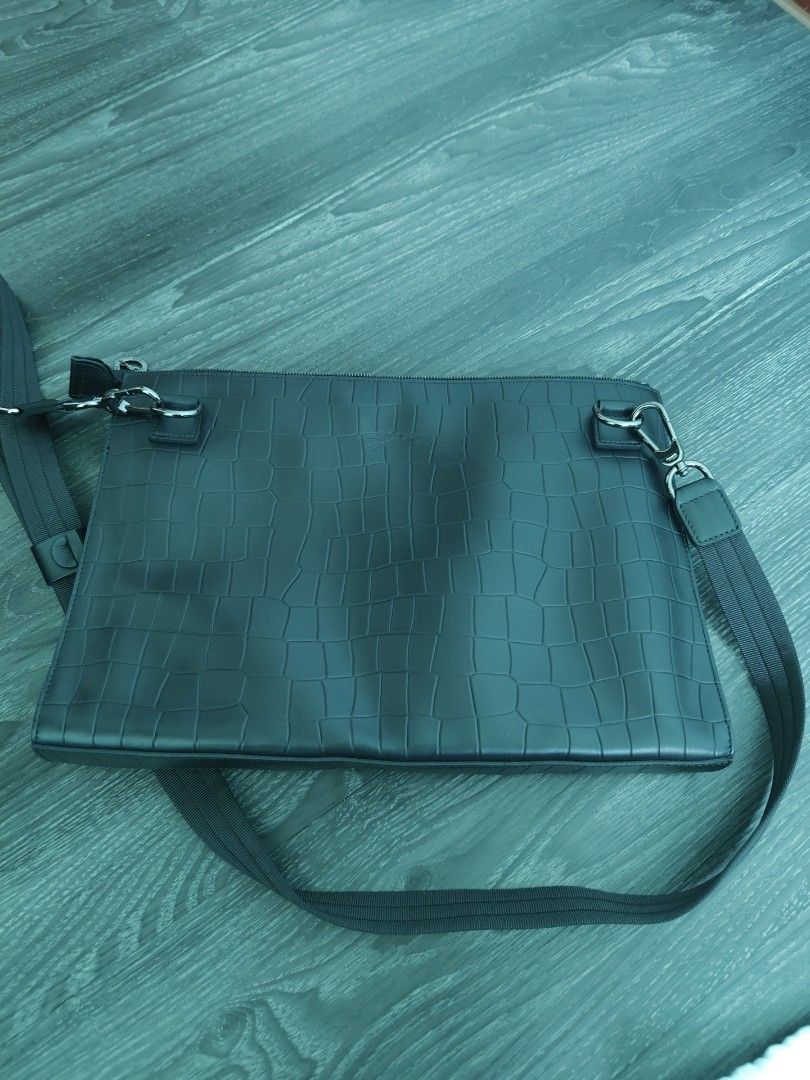 Longchamp Black Leather Bag with Dust Bag (Category: Bags & Wallets) located in Singapore. Submitted by berng (Listing ID 1379008793, Image 2). Description: - Longchamp black leather bag - Includes dust bag - Sleek design - Convenient shoulder strap - Perfect for everyday or special occasions - Excellent condition bought in Europe Nov 2022 with original receipt..