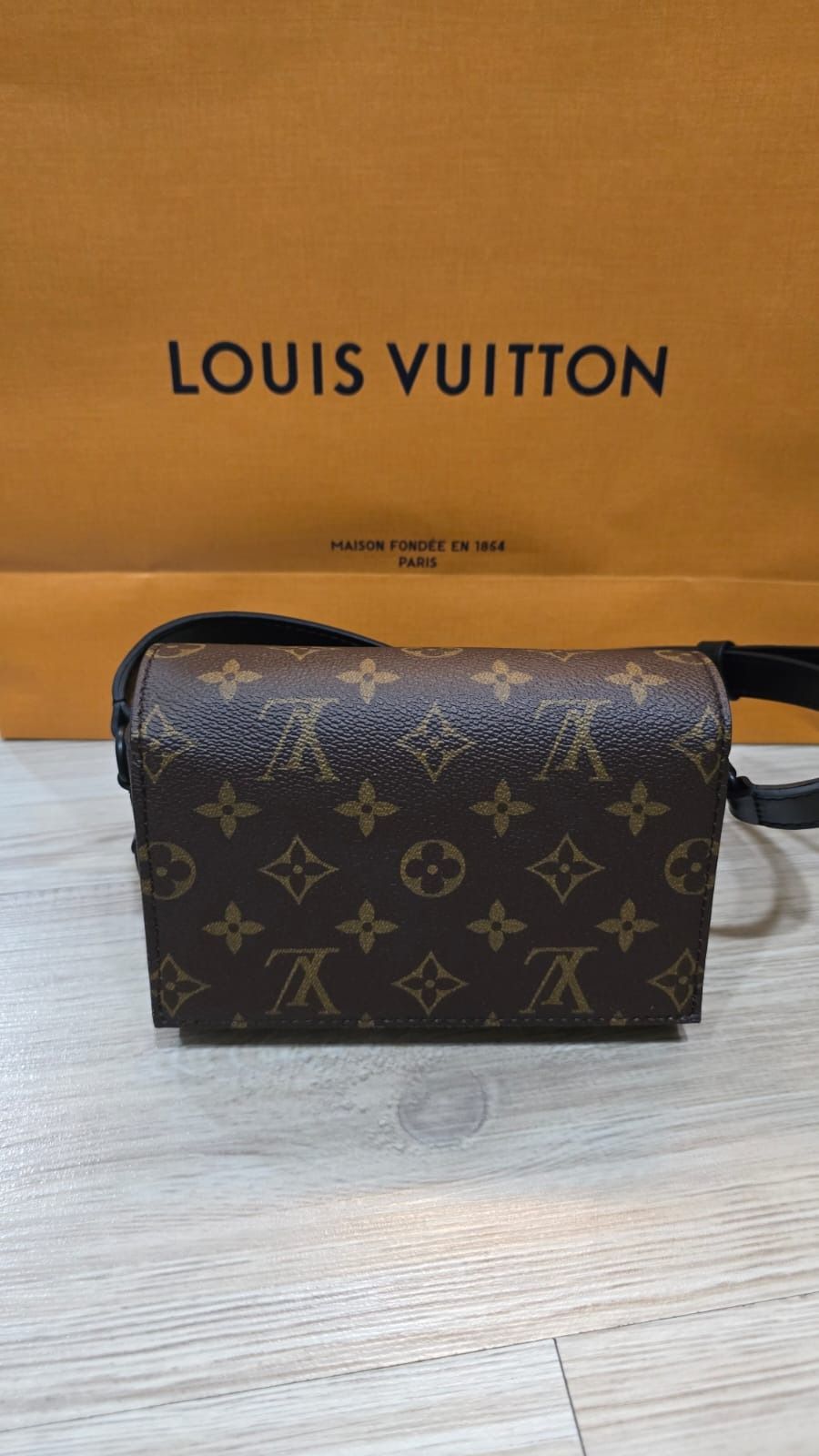 BNIB Authentic Louis Vuitton Steamer Wearable Wallet for Men (Category: Bags & Wallets) located in Singapore. Submitted by queenie89 (Listing ID 1379071215, Image 2). Description: Instantly recognizable by its decorative chain-and-pin signature, the Steamer Wearable Wallet in Monogram Macassar canvas is ideal for smaller essentials. The magnetic closure gives easy access to what’s inside while the shoulder strap adjusts for shoulder and cross-bod