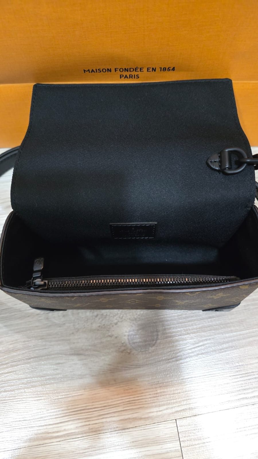 BNIB Authentic Louis Vuitton Steamer Wearable Wallet for Men (Category: Bags & Wallets) located in Singapore. Submitted by queenie89 (Listing ID 1379071215, Image 3). Description: Instantly recognizable by its decorative chain-and-pin signature, the Steamer Wearable Wallet in Monogram Macassar canvas is ideal for smaller essentials. The magnetic closure gives easy access to what’s inside while the shoulder strap adjusts for shoulder and cross-bod