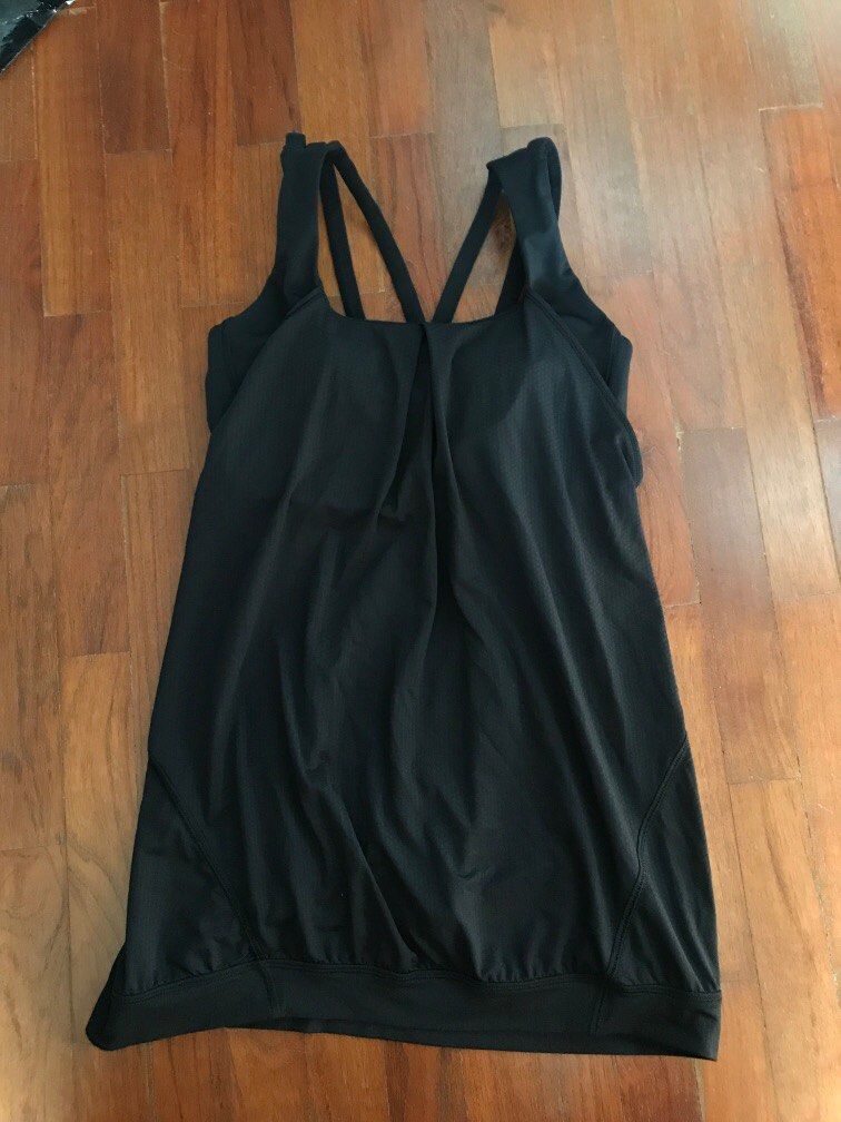 Lululemon black yoga training pilates TOP size 6 with integrated bra (Category: Activewear) located in Singapore. Submitted by jellybeansjuice (Listing ID 1379034521, Image 2). Description: Two in one TOP with tank and bra Subtle twist design at the back Size 6 Black Classic yet stylish cut - Lululemon black tank TOP with integrated bra Only worn once .