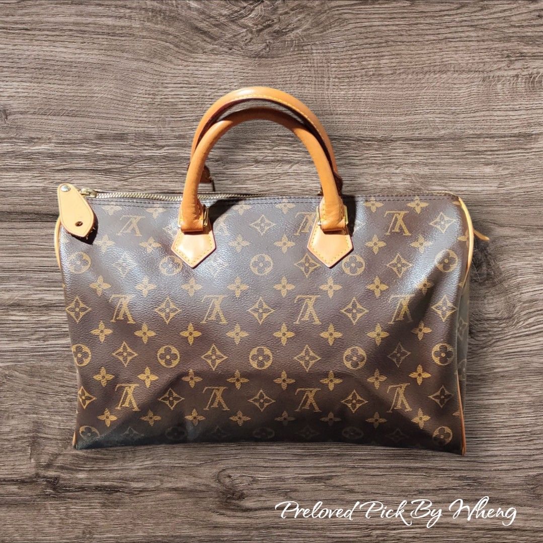 LV Speedy 35 (Category: Luxury Bags & Wallets) located in Bocaue. Submitted by mommywins (Listing ID 1379125090, Image 1). Description: ✨Preloved LV Speedy 35— ✨ Decluttering time! Letting go of these classic Ukay Finds with code👜👜 💼 Louis Vuitton Speedy 25 & Speedy 35 ✅ Preloved, coded ✅ Maganda pa at malinis ang loob ✅ Pang OOTD, casual, or travel ✅ Bundle deal – super sulit for 2 iconic pieces.