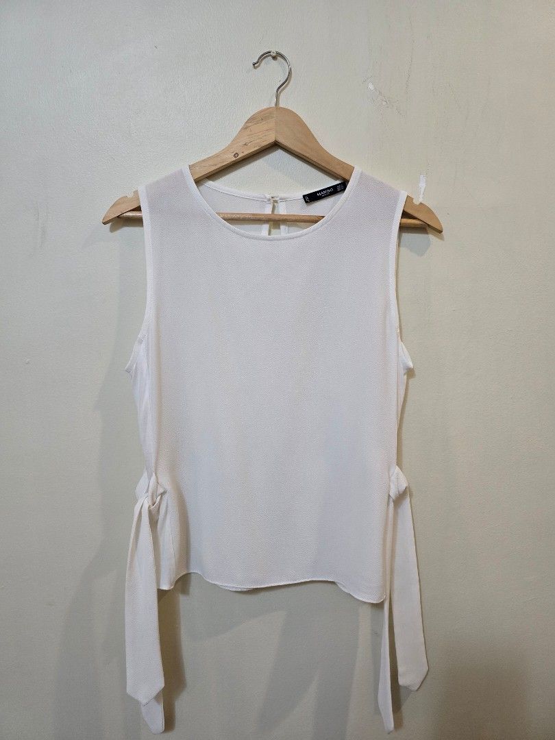 Mango Tie Sleeveless (Category: Sleeveless) located in Malolos. Submitted by ciantin (Listing ID 1378974496, Image 1). Description: .