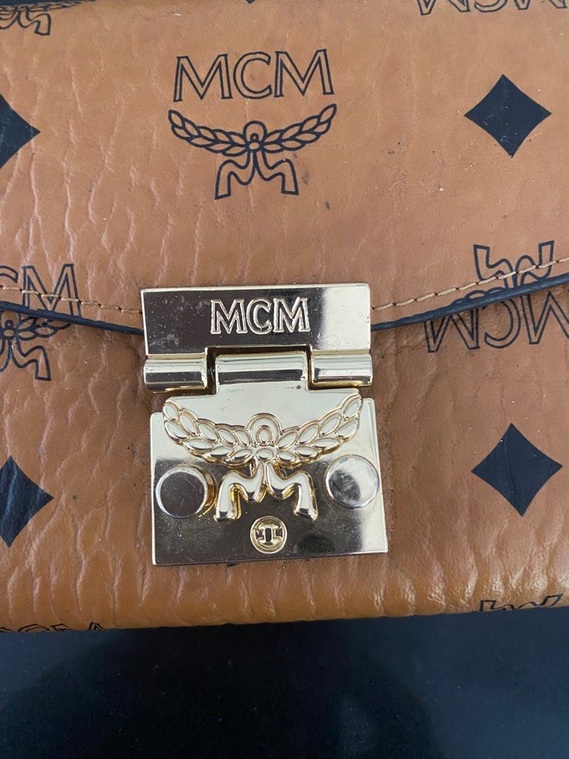 Mcm wallet sling (Category: Luxury Bags & Wallets) located in Murcia. Submitted by cool.jacquelinebatilaran (Listing ID 1379061607, Image 2). Description: May rubs.