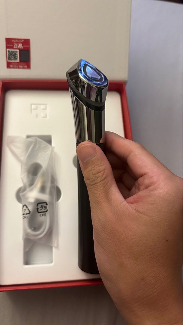 由 pukiringan (刊登 ID 1379060122，圖片 3) 提交，位於 屏東縣 (Pingtung) 的 medicube AGE-R BOOSTER美容儀 (類別：護膚、清潔產品)，說明：太懶惰了極少使用 官網購入正品 購買送一瓶medicube 穀胱甘肽精華液 。