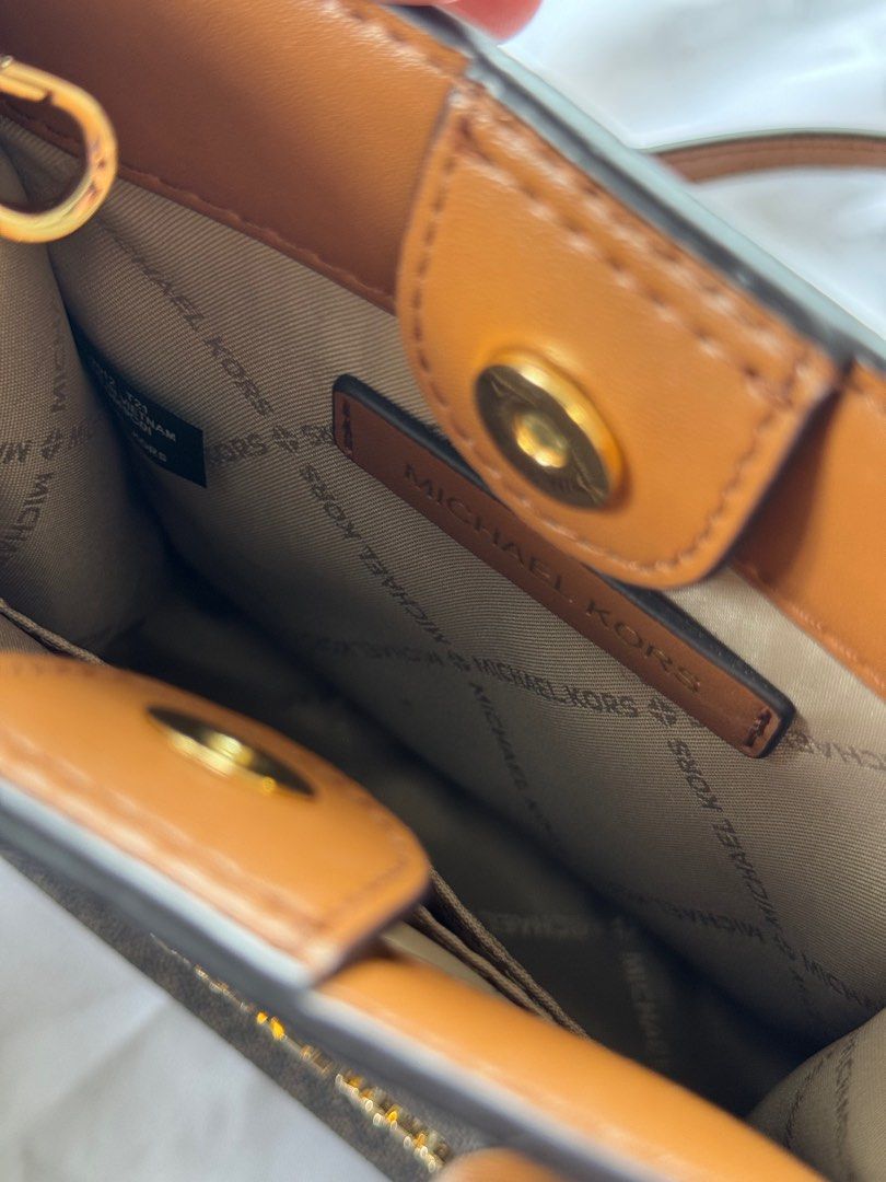 Michael Kors Mercer XS (Category: Luxury Bags & Wallets) located in Manila. Submitted by tlokai (Listing ID 1378968322, Image 3). Description: Authentic Michael Kors Mercer XS Used twice only Bought from an online US pasabuy for over 8400+ sf Selling low since natambak lang RFS: Decluttering Can meetup SM Manila for bag check..