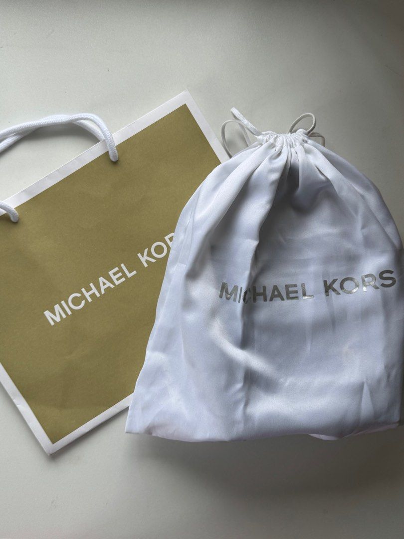 Michael Kors Mercer XS (Category: Luxury Bags & Wallets) located in Manila. Submitted by tlokai (Listing ID 1378968322, Image 2). Description: Authentic Michael Kors Mercer XS Used twice only Bought from an online US pasabuy for over 8400+ sf Selling low since natambak lang RFS: Decluttering Can meetup SM Manila for bag check..