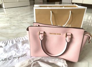 (Category: ) located in . Submitted by redvelvets (Listing ID 1379023280, Image 1). Description: .