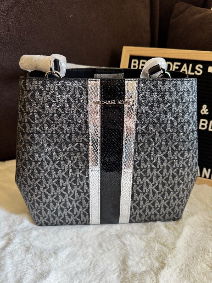 Michael Kors Pratt Bucket bag (Category: Shoulder Bags) located in Paranaque City. Submitted by markkann (Listing ID 1367828489, Image 2). Description: Brand new, on hand, original MK Pratt bucket Shoulder bag Bought from the US.