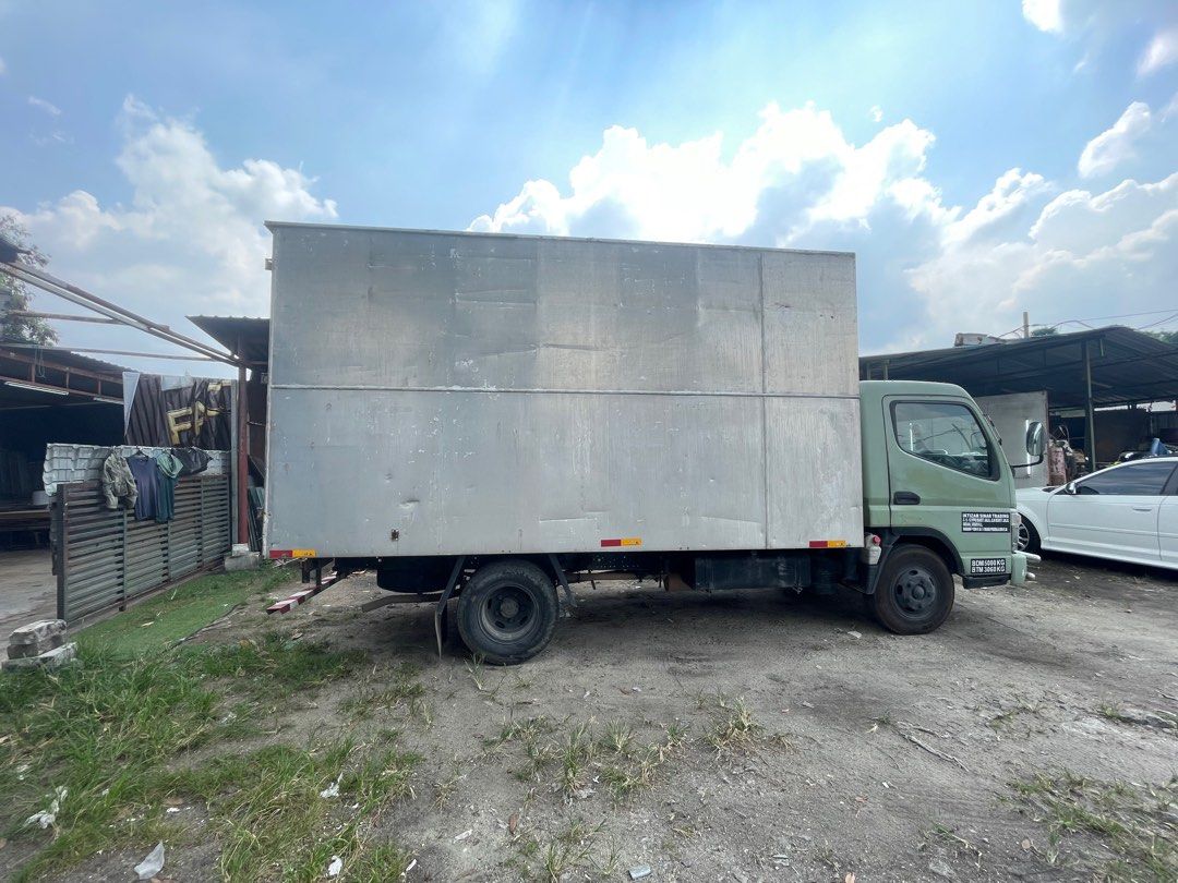 Mitsubishi Fuso 3 ton (Category: Announcements) located in Shah Alam. Submitted by FZ_SOFA (Listing ID 1379019044, Image 2). Description: Tahun 2011 box 14 kaki.