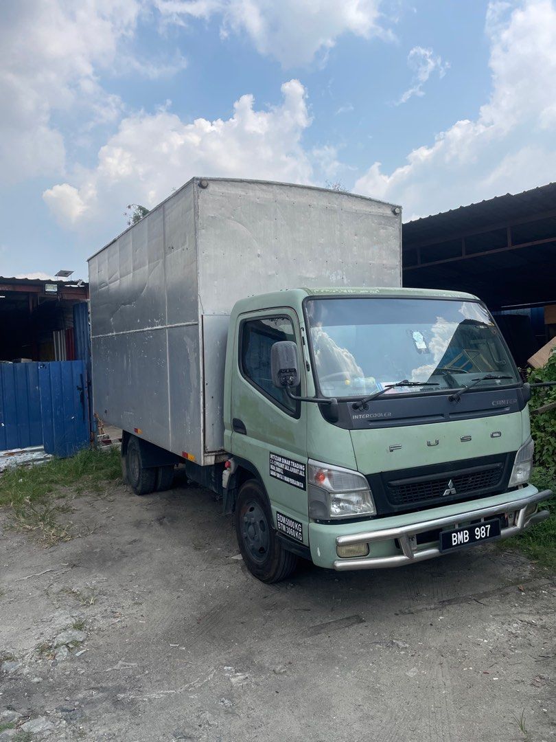 Mitsubishi Fuso 3 ton (Category: Announcements) located in Shah Alam. Submitted by FZ_SOFA (Listing ID 1379019044, Image 1). Description: Tahun 2011 box 14 kaki.