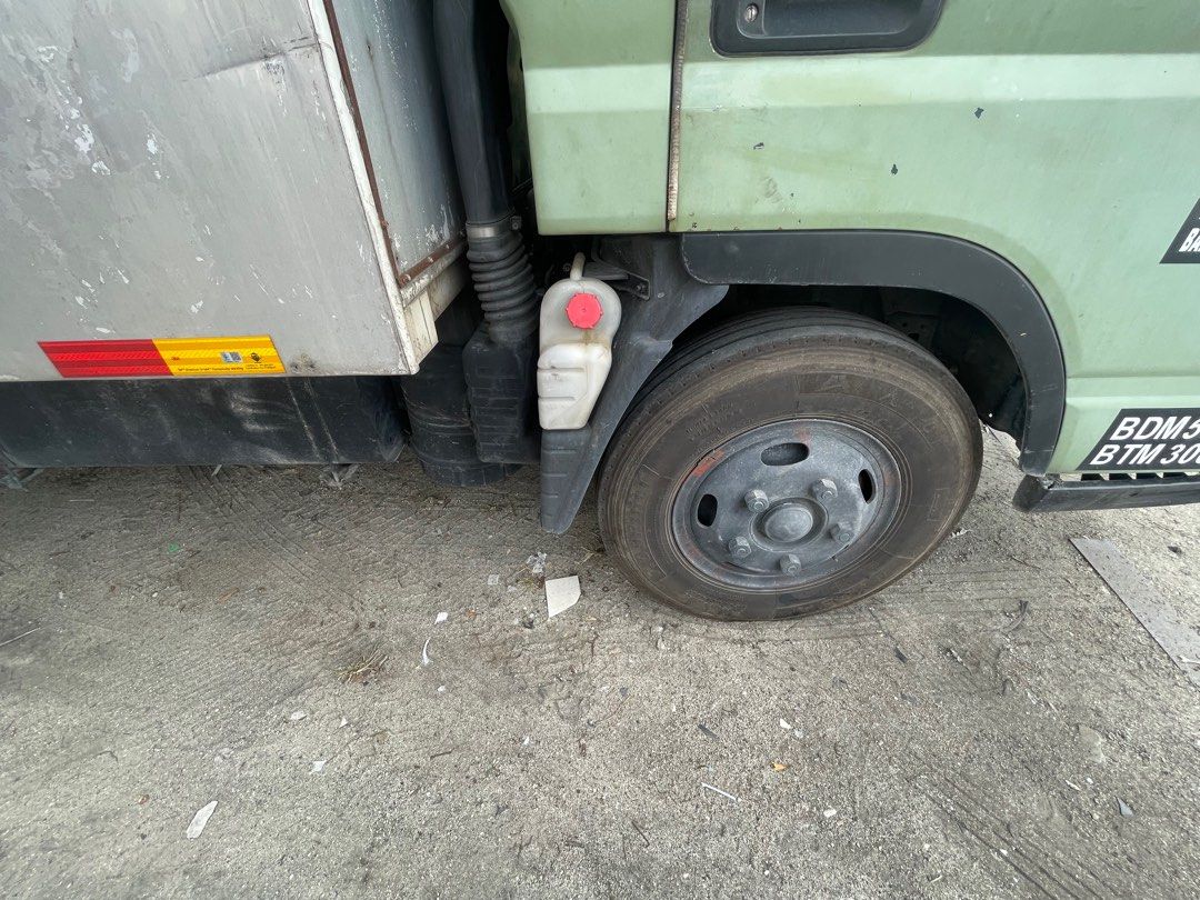 Mitsubishi Fuso 3 ton (Category: Announcements) located in Shah Alam. Submitted by FZ_SOFA (Listing ID 1379019044, Image 3). Description: Tahun 2011 box 14 kaki.