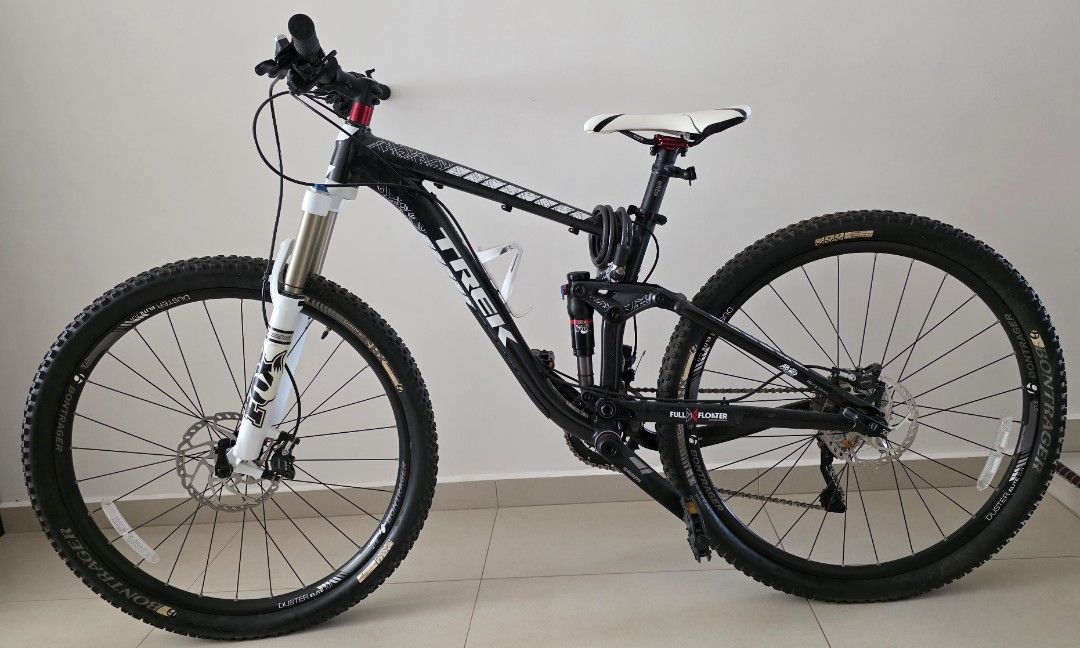 Mountain Bicycle (Category: Bicycles) located in Singapore. Submitted by mtpc68 (Listing ID 1378961441, Image 1). Description: Only used a few times. In very good condition. letting go of it as there is no space to store it. Come with additional helmets, pump and locks (FOC).