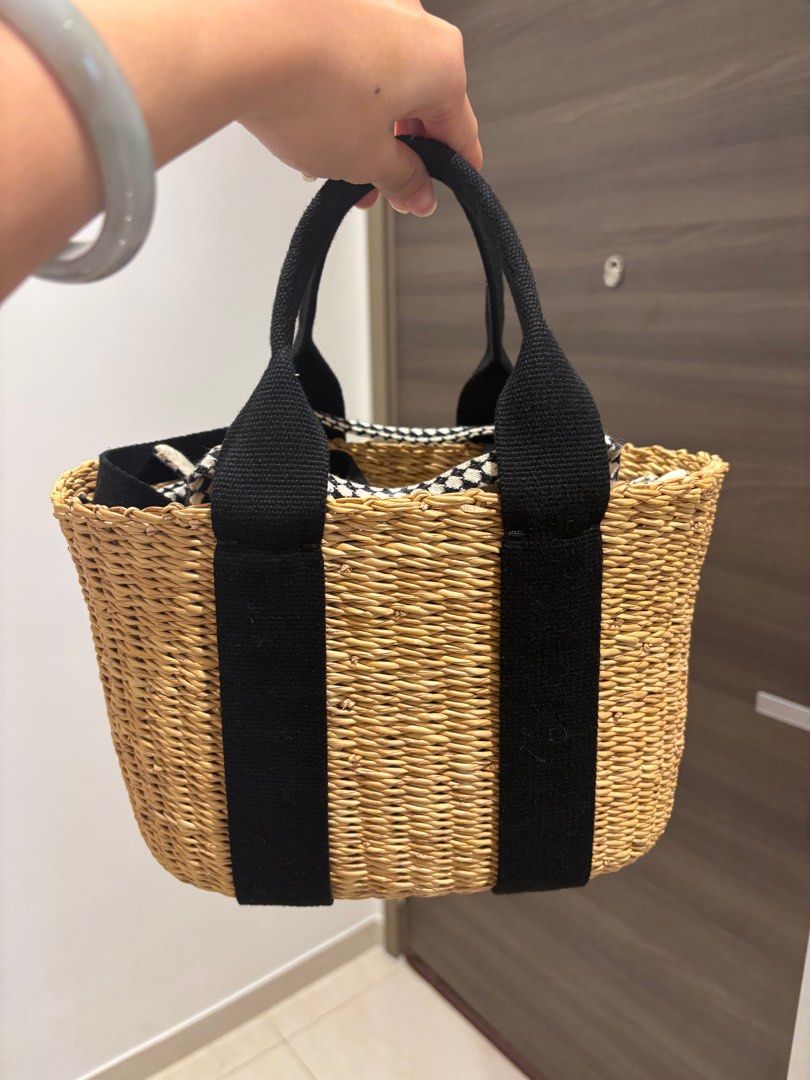 Muun handbag (Category: Shoulder Bags) located in Singapore. Submitted by mmelts (Listing ID 1378924998, Image 1). Description: Used but still in good condition! .