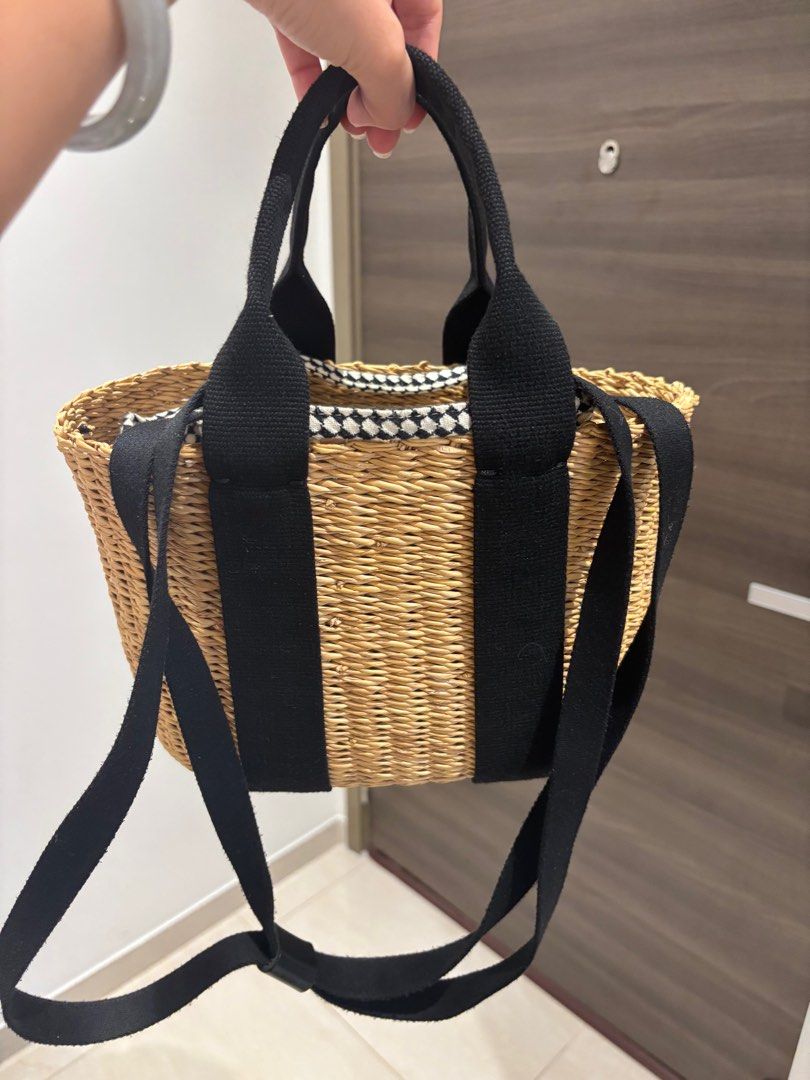 Muun handbag (Category: Shoulder Bags) located in Singapore. Submitted by mmelts (Listing ID 1378924998, Image 3). Description: Used but still in good condition! .