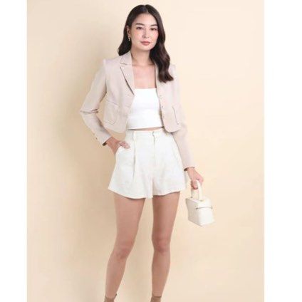 NEONMELLO CARINNE CROPPED CLOVER BLAZER IN CREAM (Category: Coats, Jackets and Outerwear) located in Singapore. Submitted by 888huatah8888 (Listing ID 1379087446, Image 2). Description: Stylish beige cropped blazer. Features a classic design with two front pockets and button closure. Perfect for layering and adding a touch of sophistication to any outfit. The blazer is in excellent condition, ready to elevate your wardrobe. Introducing new colour