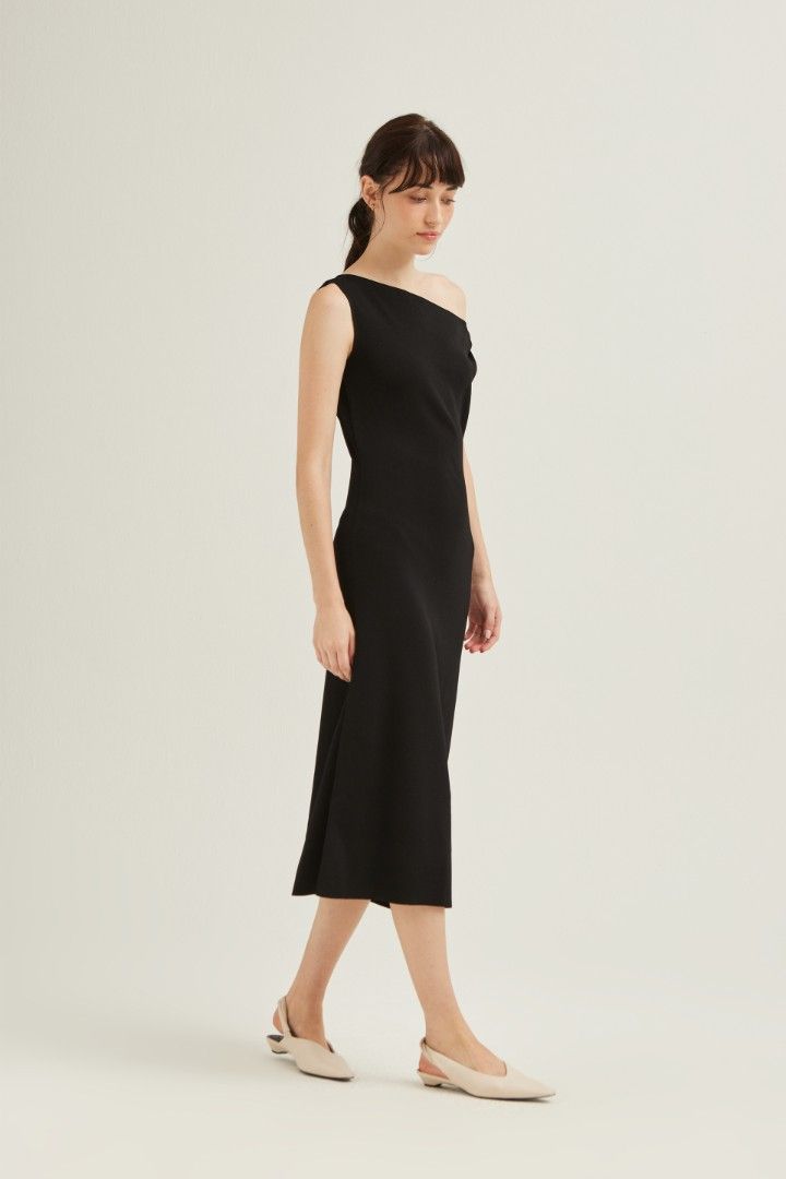 OSN Boat-Neck Knit Midi Dress (Category: Dresses) located in Singapore. Submitted by sundaydahlia (Listing ID 1379112116, Image 2). Description: BNWT selling as bought the wrong size!.