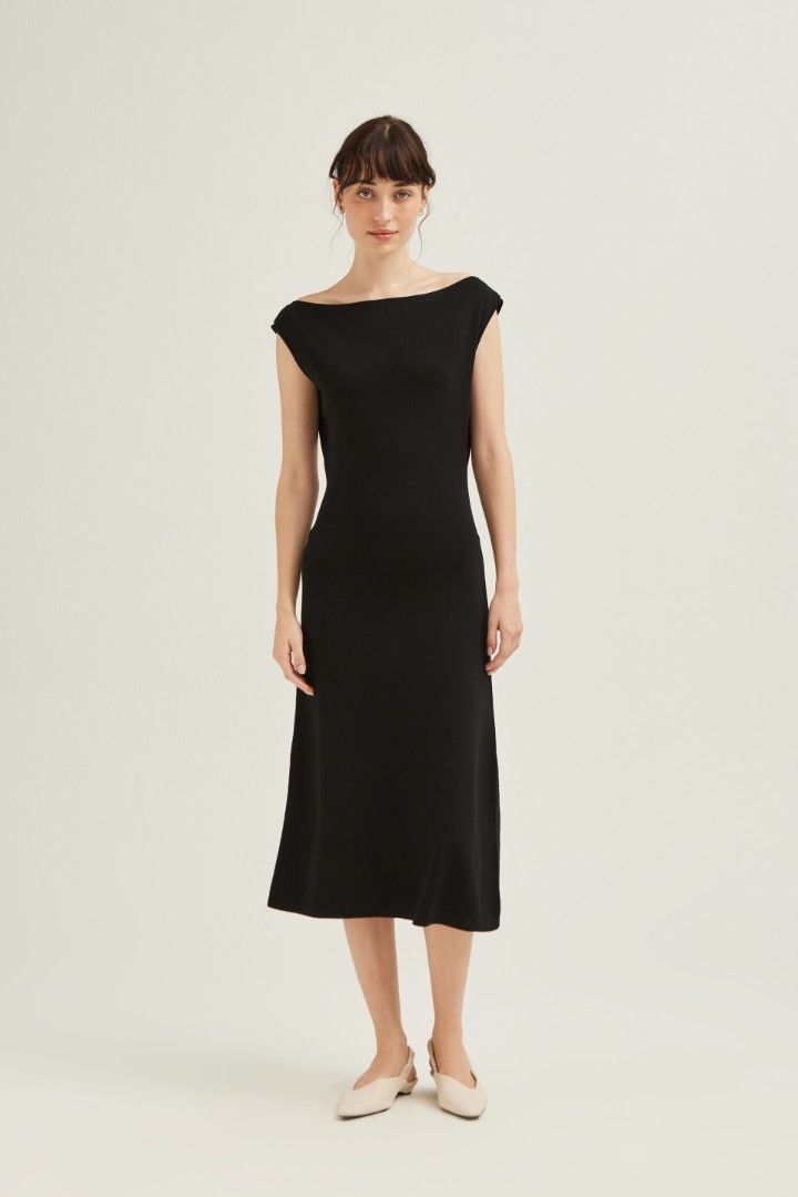 OSN Boat-Neck Knit Midi Dress (Category: Dresses) located in Singapore. Submitted by sundaydahlia (Listing ID 1379112116, Image 1). Description: BNWT selling as bought the wrong size!.