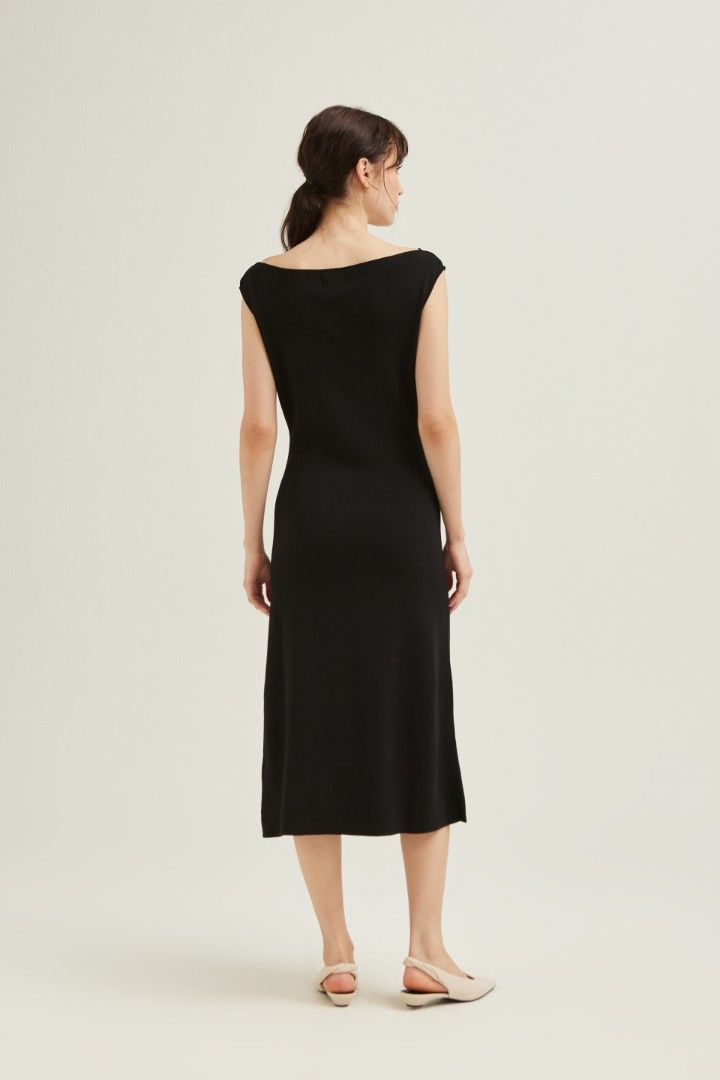 OSN Boat-Neck Knit Midi Dress (Category: Dresses) located in Singapore. Submitted by sundaydahlia (Listing ID 1379112116, Image 3). Description: BNWT selling as bought the wrong size!.