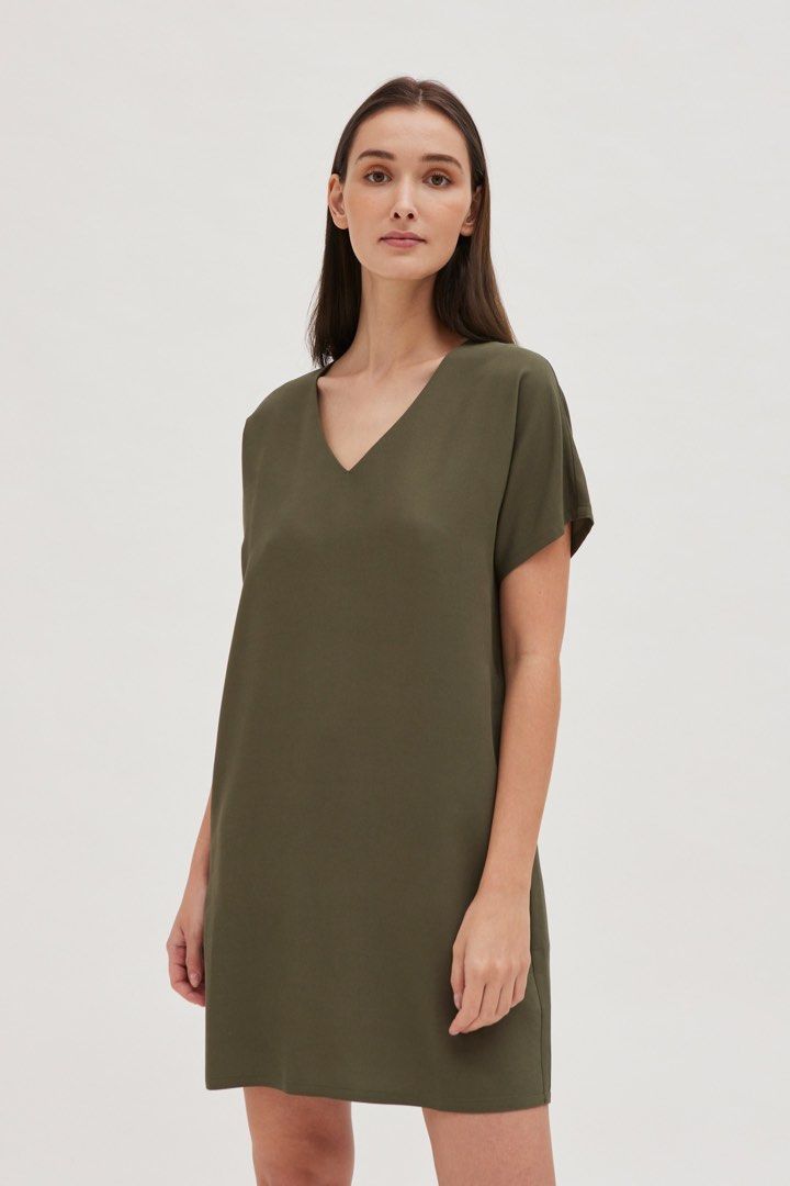 OSN Viscose Shift Dress (Category: Dresses) located in Singapore. Submitted by papermartini (Listing ID 1379107000, Image 1). Description: Worn thrice, no defects or stains Fits UK 10-12 NO TRADES, MEET UPS, ADDITIONAL PICS AND MEASUREMENTS $3 FOR SMART PAC STH KLARRA COS UNIQLO H&M ZARA.