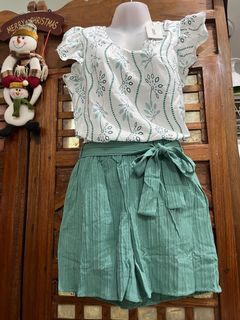 (Category: ) located in . Submitted by momsclothing (Listing ID 1379041225, Image 1). Description: .