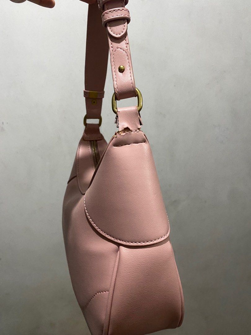 pink shoulder bag aphrodite (Category: Purses & Pouches) located in Taguig. Submitted by won_eeee (Listing ID 1379095433, Image 3). Description: issue: may damage sa lower part ng strap but still usable and can accommodate heavy things .