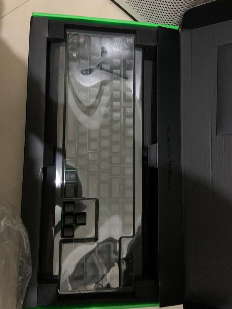 由 piazzahome (刊登 ID 1379088689，圖片 3) 提交，位於 台北市 (Taipei) 的 Razer Blackwidow Ultimate 2016 黑寡婦蜘蛛終極版電競鍵盤 (類別：電腦滑鼠及相關產品)，說明：Razer Blackwidow Ultimate 2016 黑寡婦蜘蛛終極版電競鍵盤 鍵盤背後撐高的少一片，可以接受才購買，已經便宜賣了 關於這款鍵盤的一些資訊： 機械軸體: 採用Razer™ 機械式按鍵軸，觸發力道為50 gf。 耐用度: 按鍵壽命高達六千萬次點擊。 特色功能: 具備動態發光效果的獨立背光按鍵、支援Razer Synapse、防鬼鍵功能（10 鍵同時擊發不衝突）、完全可編程按鍵與即時巨集錄製功能，並可切換為遊戲模式。 連接埠: 設有音源輸出/麥克風輸入插口。 耐候性: 具備防水防塵功能。 沒有貨到付款 售後不退。