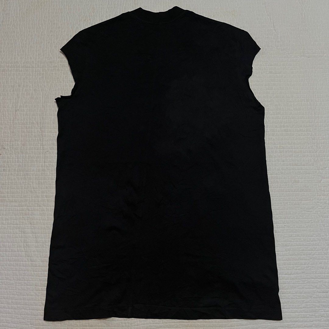 (SOLD) RICK OWENS DRKSHDW PATCH WORK SL JUMBO SWEAT (Category: Luxury Apparel) located in Cagayan de Oro. Submitted by middlesosa (Listing ID 1379012359, Image 3). Description: RICK OWENS DRKSHDW PATCH WORK SL JUMBO SWEAT SIZE LARGE FITTINGS WIDTH - 22 inches LENGTH - 32 inches ASYMMETRICAL BACK LINE TAG BEEFY NECK EXCELLENT CONDITION (need wash only) 850 pesos DM ASAP IF INTERESTED📩.