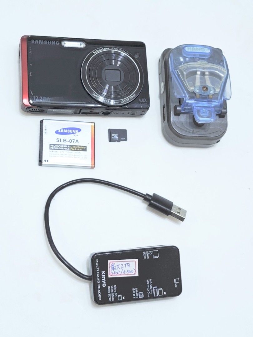 由 weichencamera (刊登 ID 1379021401，圖片 1) 提交，位於 高雄市 (Kaohsiung) 的 ［德國鏡頭+前後雙螢幕］SAMSUNG 三星 ST500 觸控屏 復古 CCD Y2K 小紅書 IXUS IXY NIKON SONY 富士 可參考 (類別：相機)，說明：【商品狀況】 已送交專業師傅保養檢測完確認功能正常，品像新有些許使用痕跡請參考照片，液晶螢幕沒有老化暗角，但又右下角有一黑點，成像會出現，不過如構圖時將黑點移到陰影處就不明顯（請參考最後兩張實拍），故便宜出售。 【配件及說明】 🔴1220萬畫素CCD感光元件，搭配4.6倍變焦德國信乃達Schneider變焦專業鏡頭。 🔴觸控螢幕，機身正面有前螢幕方便自拍。 🔴內建多種風格濾鏡，可以像底片相機般打印日期時間。 🔴使用MICRO SD小記憶卡，經測試過最高支援至32GB（開最大畫質可拍8000多張） 🔴將電池取出用萬用充電器充電。 🔴需完整細圖請私訊，可參考最後一張他網截圖本機介紹，或