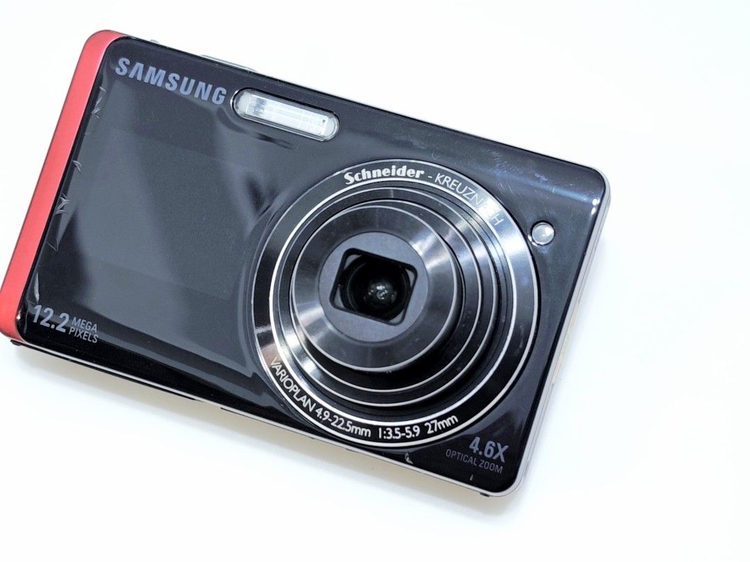 由 weichencamera (刊登 ID 1379021401，圖片 3) 提交，位於 高雄市 (Kaohsiung) 的 ［德國鏡頭+前後雙螢幕］SAMSUNG 三星 ST500 觸控屏 復古 CCD Y2K 小紅書 IXUS IXY NIKON SONY 富士 可參考 (類別：相機)，說明：【商品狀況】 已送交專業師傅保養檢測完確認功能正常，品像新有些許使用痕跡請參考照片，液晶螢幕沒有老化暗角，但又右下角有一黑點，成像會出現，不過如構圖時將黑點移到陰影處就不明顯（請參考最後兩張實拍），故便宜出售。 【配件及說明】 🔴1220萬畫素CCD感光元件，搭配4.6倍變焦德國信乃達Schneider變焦專業鏡頭。 🔴觸控螢幕，機身正面有前螢幕方便自拍。 🔴內建多種風格濾鏡，可以像底片相機般打印日期時間。 🔴使用MICRO SD小記憶卡，經測試過最高支援至32GB（開最大畫質可拍8000多張） 🔴將電池取出用萬用充電器充電。 🔴需完整細圖請私訊，可參考最後一張他網截圖本機介紹，或