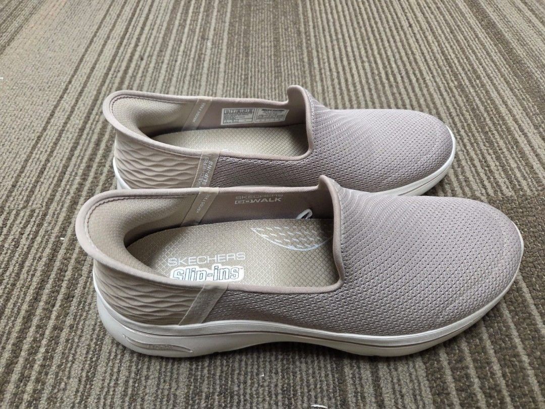 Skechers (Slip-Ins) shoes (Category: Announcements) located in Singapore. Submitted by as94_sg (Listing ID 1379087745, Image 2). Description: Bought: $80 Selling: $60 No shoe box.