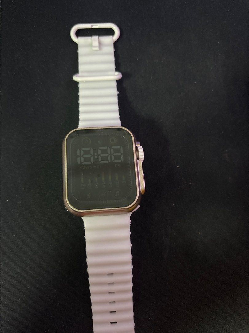 Smartwatch with White Strap (Category: Wearables & Smart Watches) located in Singapore. Submitted by zurieltay (Listing ID 1379102560, Image 2). Description: watch only tells the time, day, date .