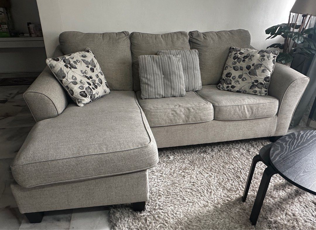 Sofas (Category: Sofas) located in Kuala Lumpur. Submitted by delittlerose (Listing ID 1379028545, Image 3). Description: L Shape.