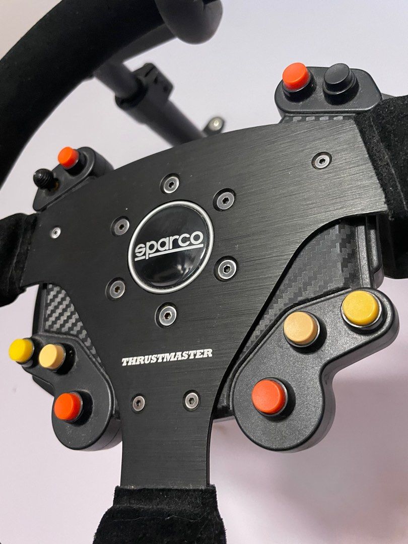 thrustmaster r383 sparco rally wheel （分類：手掣）位於 Hong Kong。 由 eorson 提交（商品編號 1378975942，圖片 3）。簡介： thrustmaster r383 sparco rally wheel 直徑 33 厘米 9 個位於方向盤內側的操作按鈕 1 個帶按鈕功能的方向鍵 2 個可調節順序換檔撥片 採用拉絲金屬飾面 麂皮,手感一流 表面些許使用痕跡 功能一切正常 原價買落都要3000幾 可安裝至所有 Thrustmaster T 系列* 底座： T500 RS T300 RS T300 Ferrari GTE T300 Ferrari Integral Racing Wheel Edition Alcantra Edition T300 RS TX Racing Wheel Ferrari Ferr Racing 4458 4306 P310 Competition Mod TS-PC Racer T-GT 也相容於 T