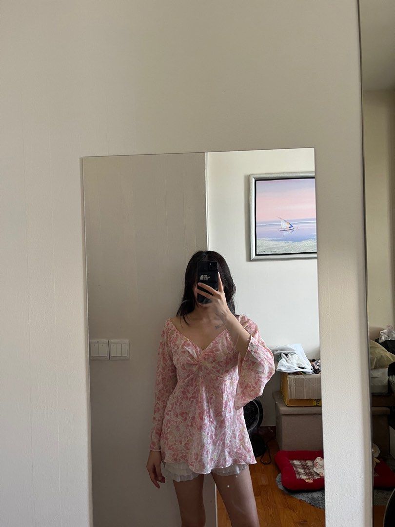 Vintage Pink Floral Blouse (Category: Blouses) located in Singapore. Submitted by rehchelx (Listing ID 1379020192, Image 3). Description: super fairy core! naturally cinches at waist and with bell sleeves! super lightweight and thin so it's v suitable for sg's weather ptp: 45-48cm length: 58cm #avails@auurrevoir.