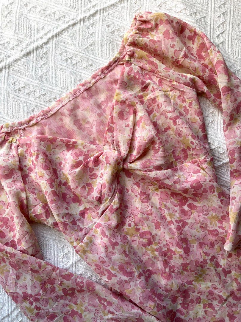 Vintage Pink Floral Blouse (Category: Blouses) located in Singapore. Submitted by rehchelx (Listing ID 1379020192, Image 2). Description: super fairy core! naturally cinches at waist and with bell sleeves! super lightweight and thin so it's v suitable for sg's weather ptp: 45-48cm length: 58cm #avails@auurrevoir.