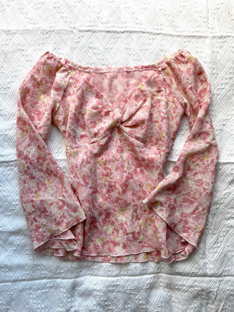 Vintage Pink Floral Blouse (Category: Blouses) located in Singapore. Submitted by rehchelx (Listing ID 1379020192, Image 1). Description: super fairy core! naturally cinches at waist and with bell sleeves! super lightweight and thin so it's v suitable for sg's weather ptp: 45-48cm length: 58cm #avails@auurrevoir.