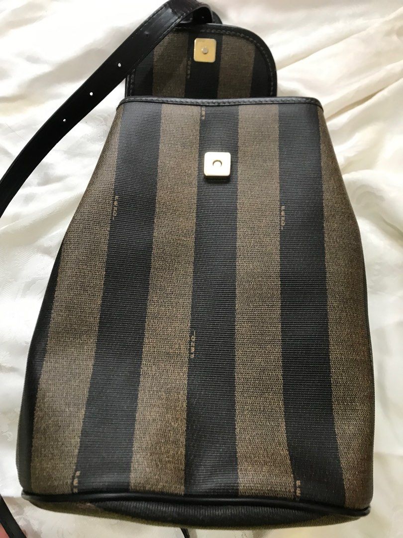 Vintage side bag perfect condition (Category: Luxury Bags & Wallets) located in Tuguegarao City. Submitted by rox_onlineshop (Listing ID 1379019354, Image 2). Description: Like new Ang signs of use lang at ung snap closure Medyo faded Free pouch 8.5 by 11 inches by 6 inches.