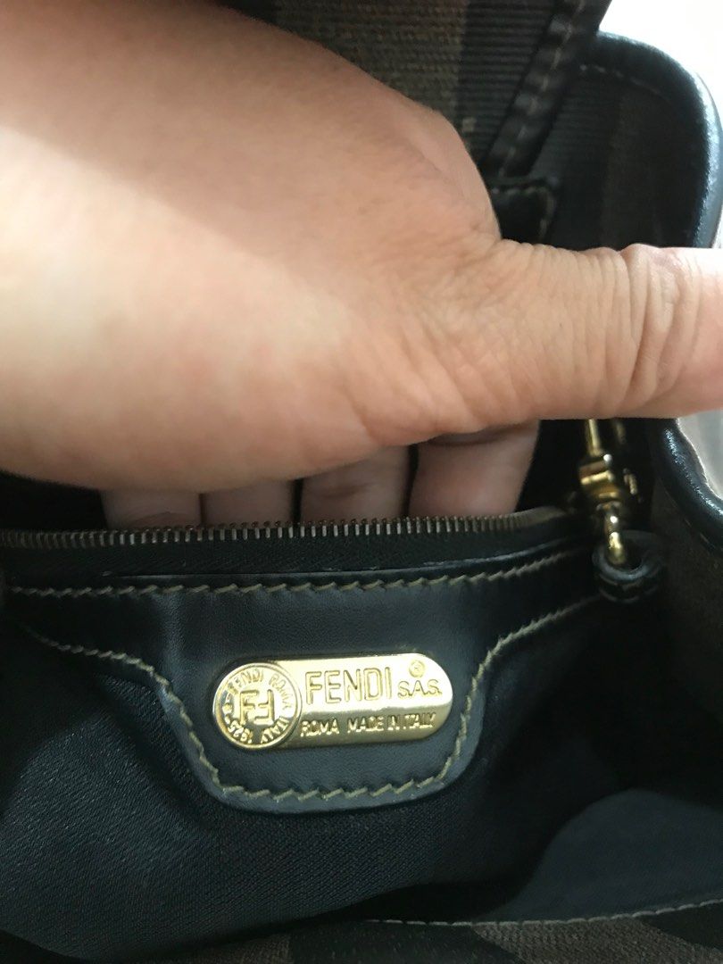 Vintage side bag perfect condition (Category: Luxury Bags & Wallets) located in Tuguegarao City. Submitted by rox_onlineshop (Listing ID 1379019354, Image 3). Description: Like new Ang signs of use lang at ung snap closure Medyo faded Free pouch 8.5 by 11 inches by 6 inches.
