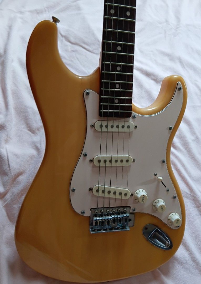 beige thomson electric guitar stratocaster w/freebies, Hobbies & Toys ...