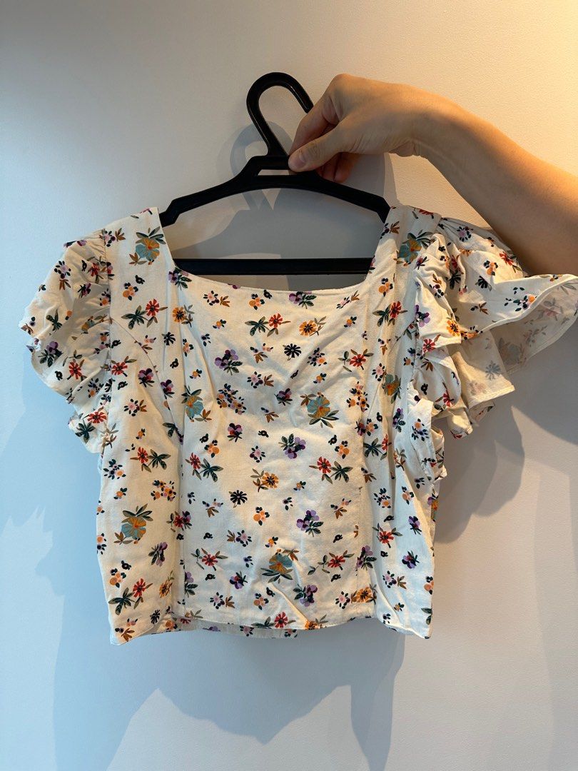 Zara floral top with ruffled sleeves (Category: Blouses) located in Quezon City. Submitted by clutteredbunny (Listing ID 1379034543, Image 2). Description: - used but still in good condition ✨ - rfs: decluttering .
