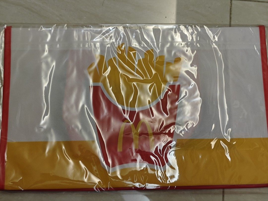 由 tk88888888888888888 (刊登 ID 1379324556，圖片 2) 提交，位於 台中市 (Taichung) 的 麥當勞2021分享袋 (類別：收納箱及袋)，說明：不織布提袋 是你裝東西時的好幫手。