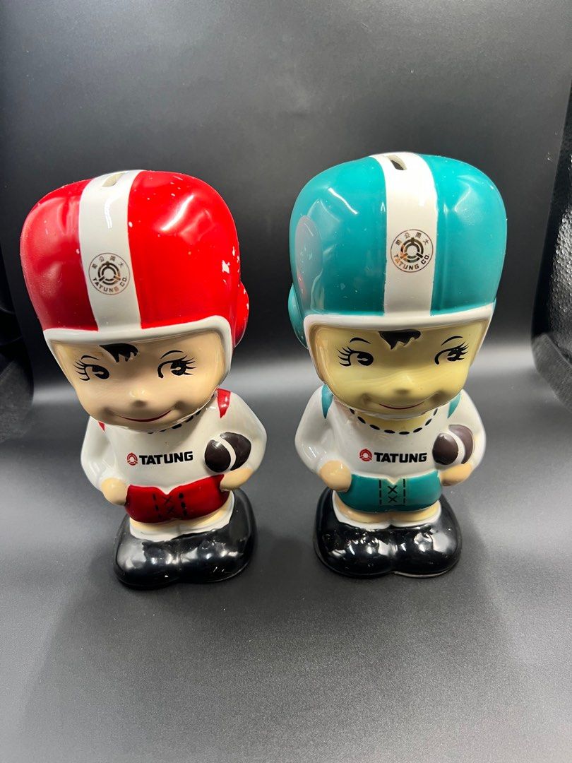 由 fupinxuan (刊登 ID 1379155571，圖片 1) 提交，位於 高雄市 (Kaohsiung) 的 二手大同公仔寶寶存錢筒擺件（一對）。 (類別：其他居家裝飾)，說明：二手大同公仔寶寶存錢筒擺件（一對）。一對瓷器重量675公克，高19公分，寬深8.5公分。物件是民國85年，已經快30年，現在已經絕版，值得收藏擺放。。