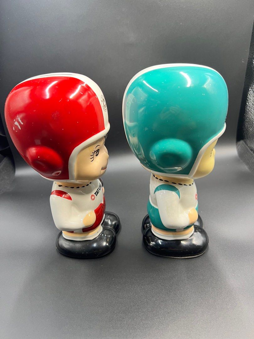 由 fupinxuan (刊登 ID 1379155571，圖片 2) 提交，位於 高雄市 (Kaohsiung) 的 二手大同公仔寶寶存錢筒擺件（一對）。 (類別：其他居家裝飾)，說明：二手大同公仔寶寶存錢筒擺件（一對）。一對瓷器重量675公克，高19公分，寬深8.5公分。物件是民國85年，已經快30年，現在已經絕版，值得收藏擺放。。